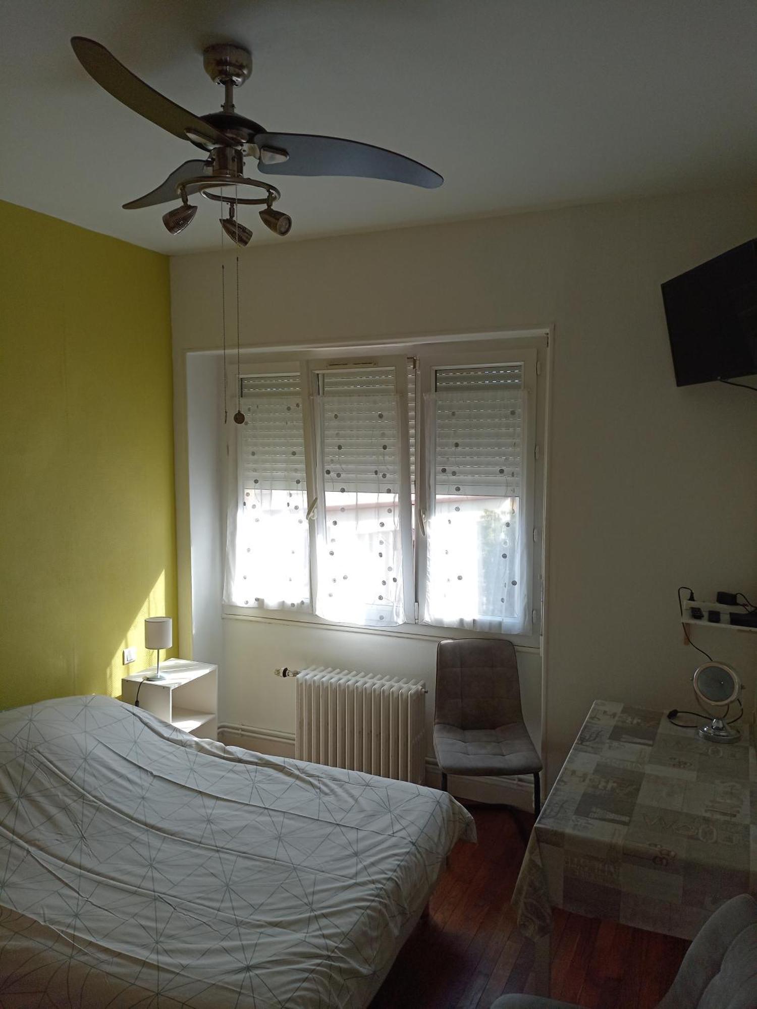 Chambre Meublee Au Coeur De Ville - Chez L'Habitant Le Creusot Exterior foto